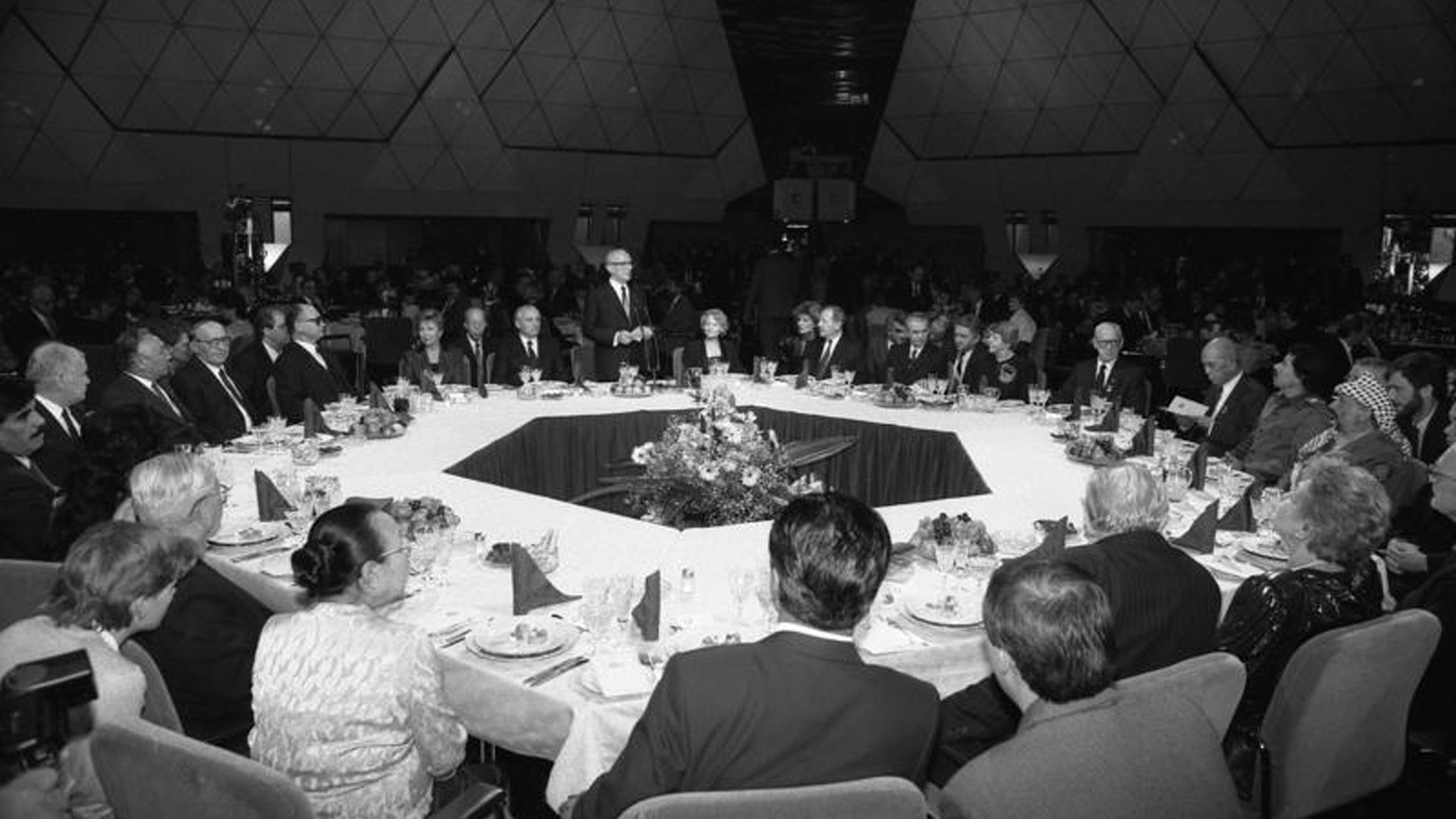 Kurz vor dem Zusammenbruch des SED-Regimes nahm Arafat (rechter Bildrand) 1989 noch an den Feierlichkeiten zum 40-jährigen Bestehen der DDR teil. Für die PLO war der Untergang des Ostblocks eine Katastrophe.