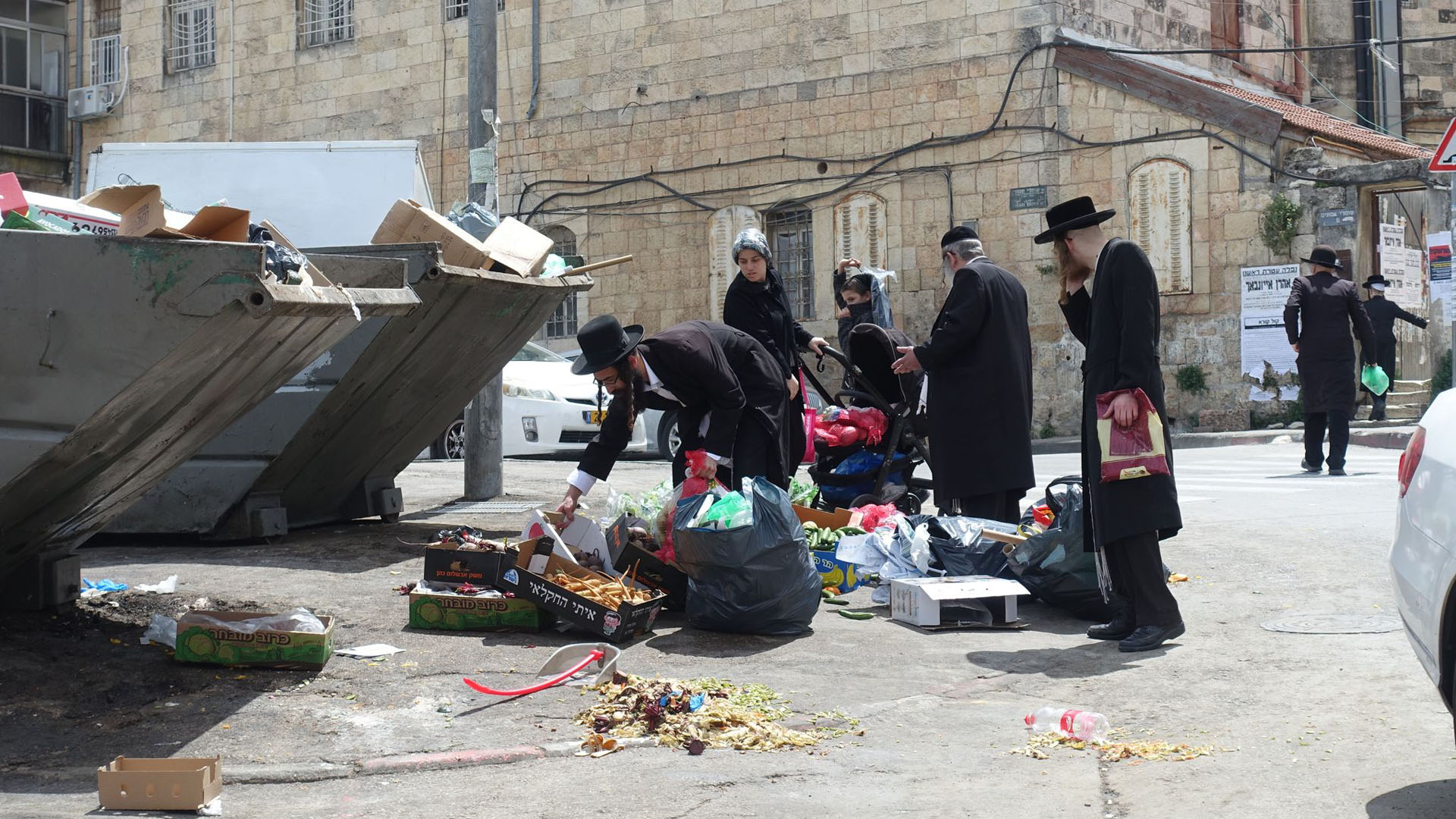 Bedürftige Familien holten sich an öffentlichen Plätzen Gemüse ab, das traditionell in der Seder-Nacht gegessen wird