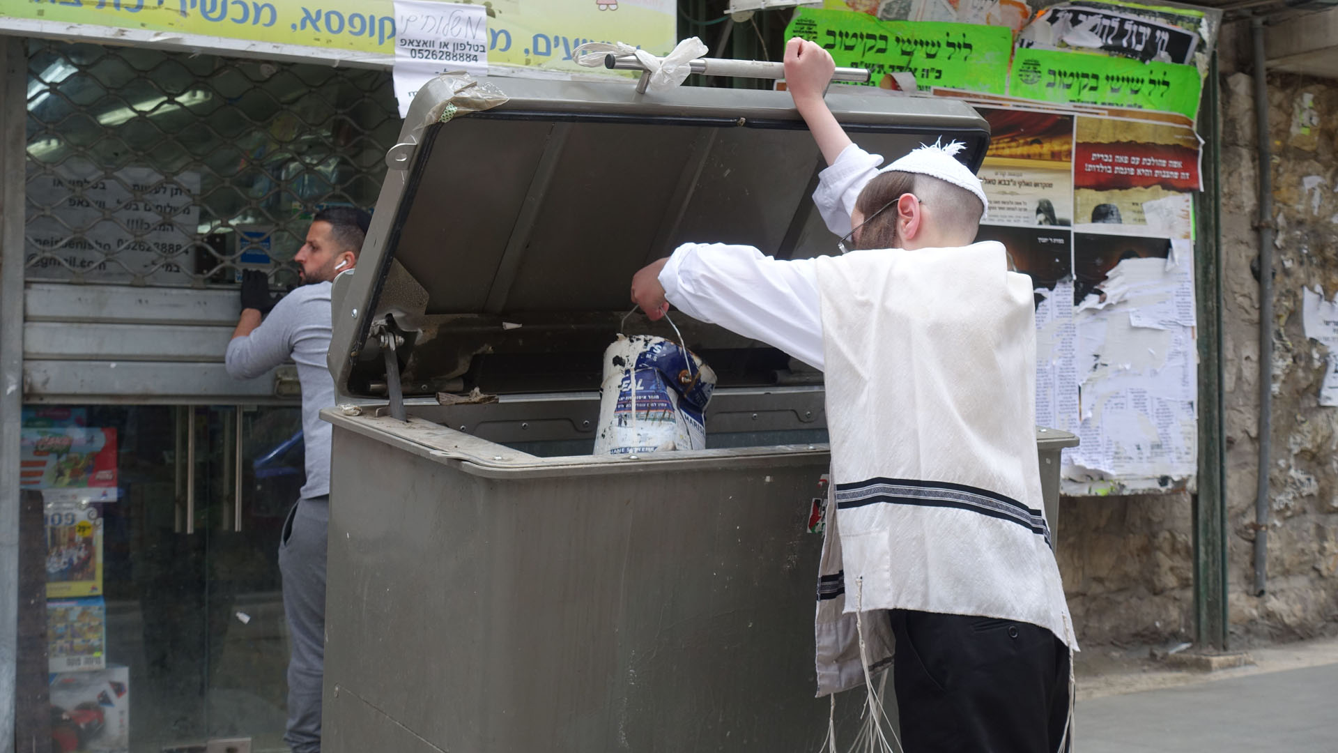 Aufgrund des aktuellen Coronavirus haben manche Ultra-Orthodoxe das Chametz im eigenen Haus verbrannt. Hier wirft ein Jugendlicher die Asche weg.