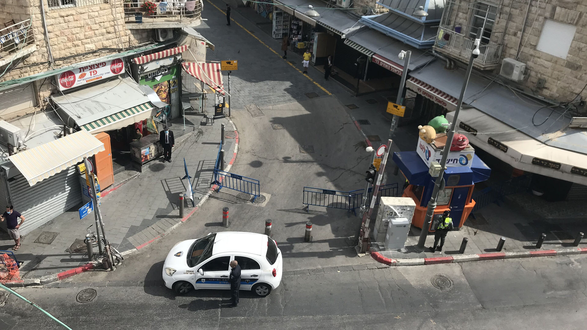 Wegen der Corona-Beschränkungen ist am Jüdischen Markt in Jerusalem nicht viel los, aber die Menschen verharren im stillen Gedenken