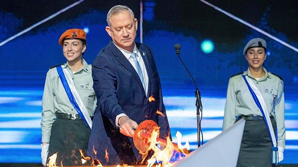 Als Knessetsprecher entzündete auch Gantz bei der Zeremonie eine Fackel