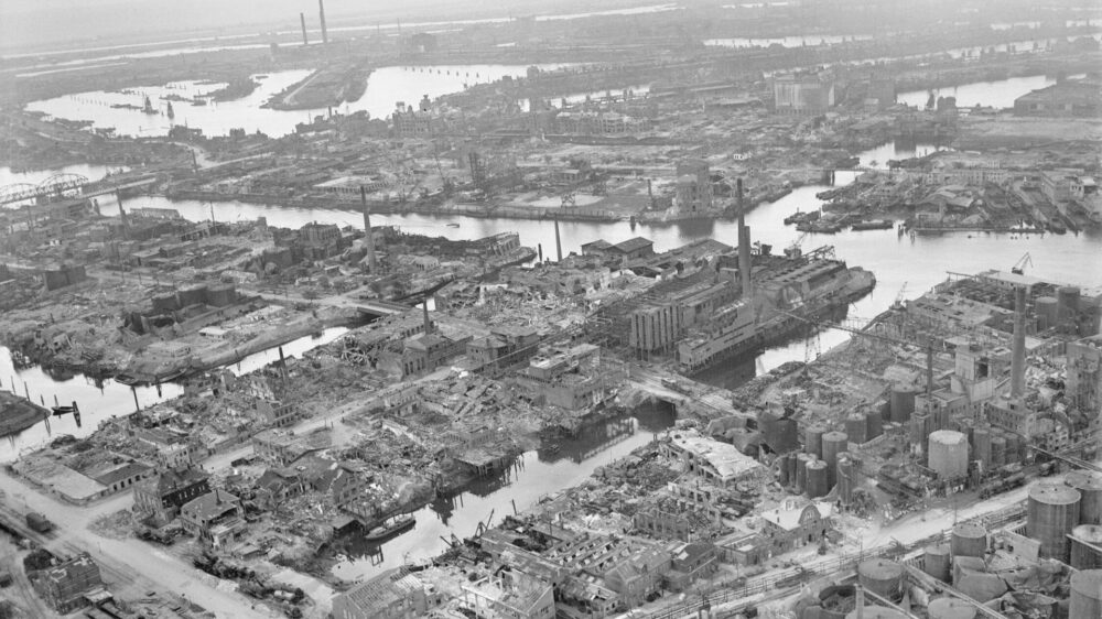 Hamburg-Steinwerder nach einem Luftangriff: Am Ende des Zweiten Weltkrieges kam Walter Bingham in die weitgehend zerstörte Stadt
