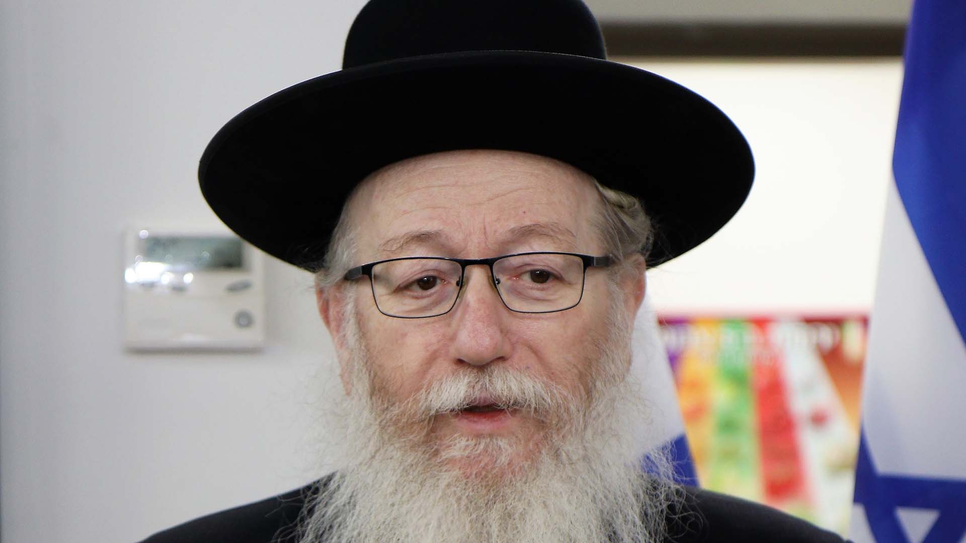 Ja’akov Litzman (71), Minister für Bau und Wohnungswesen, Vereinigtes Tora-Judentum. Als Gesundheitsminister fing sich Litzman nicht nur das Coronavirus, sondern auch massive Kritik an seinem Umgang mit der Krise ein. Medienberichten zufolge wies ein chassidischer Rabbiner ihn an, das Ministerium zu wechseln. Litzman wurde 1948 in einem DP-Lager in Deutschland als Sohn polnischer Holocaust-Überlebender geboren. Mit 17 immigrierte er aus Brooklyn nach Israel.