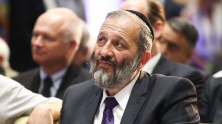 Arje Deri (61), Innenminister, Schass. Deri ist in Marokko geboren. Er diente bereits in der vorhergehenden Regierung als Innenminister, zudem schon einmal unter Jitzchak Schamir in derselben Position. Er ist Mitbegründer der ultra-orthodoxen, sephardischen Schass-Partei. Im Jahr 2000 wurde er zu einer vierjährigen Haftstrafe wegen Korruption verurteilt. Auch in den vergangenen Jahren gab es wieder Betrugsvorwürfe gegen ihn, zu einer Anklage kam es jedoch bislang nicht.