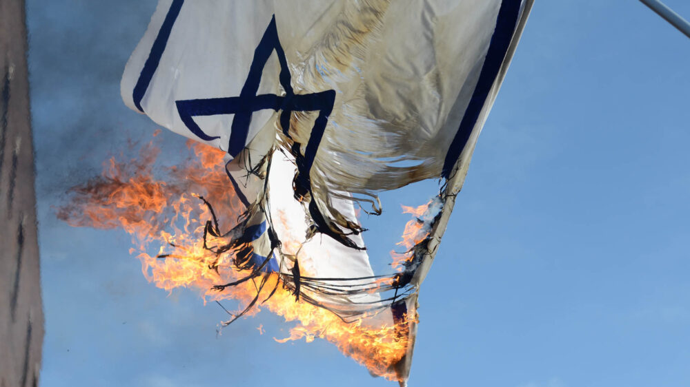 Als Auslöser der Gesetzesänderung gilt das Verbrennen israelischer Flaggen (Archivbild)