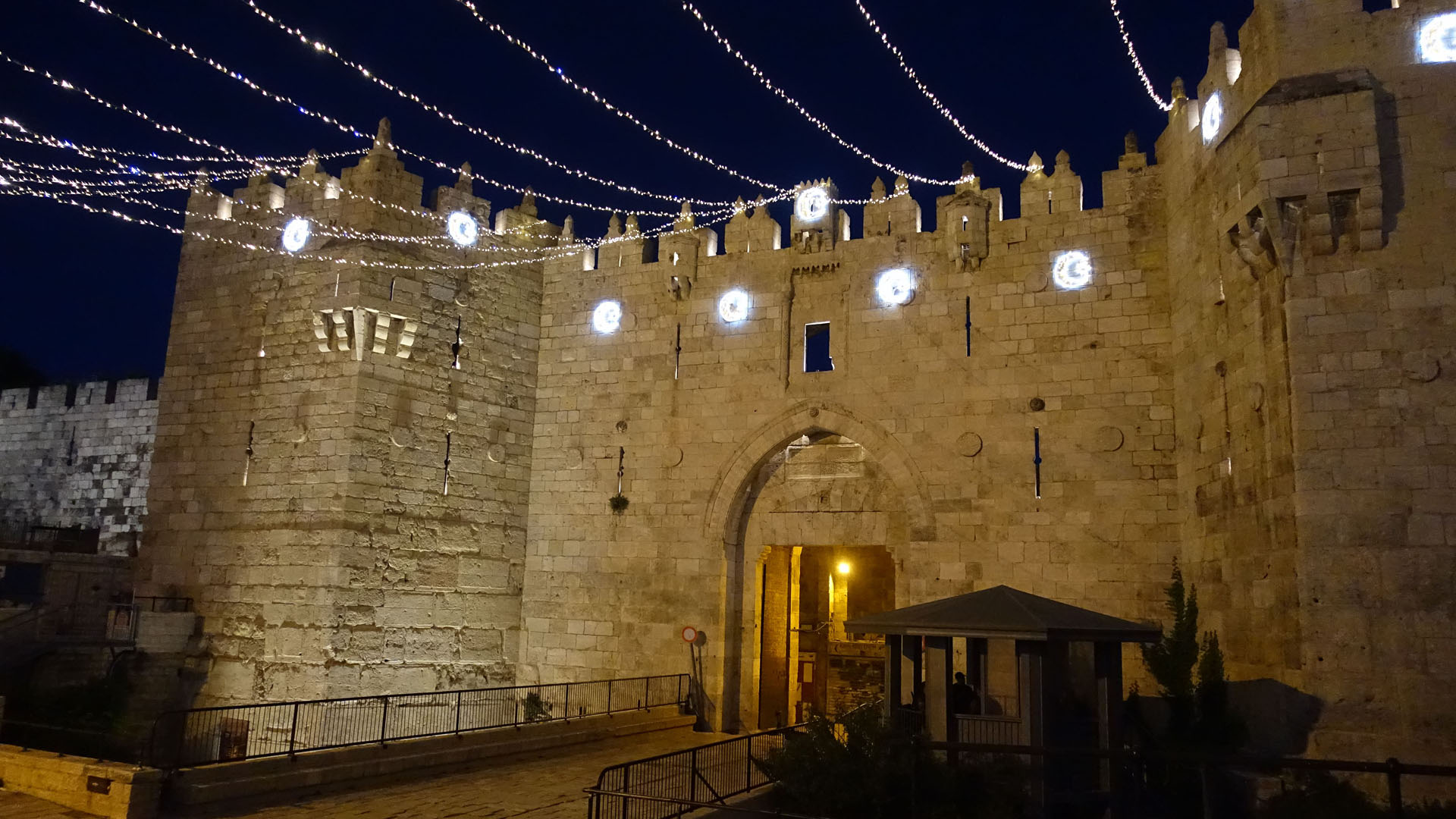 Wegen Ramadan ist das Damaskustor in der Jerusalemer Altstadtmauer festlich beleuchtet, aber nur wenige Besucher kommen