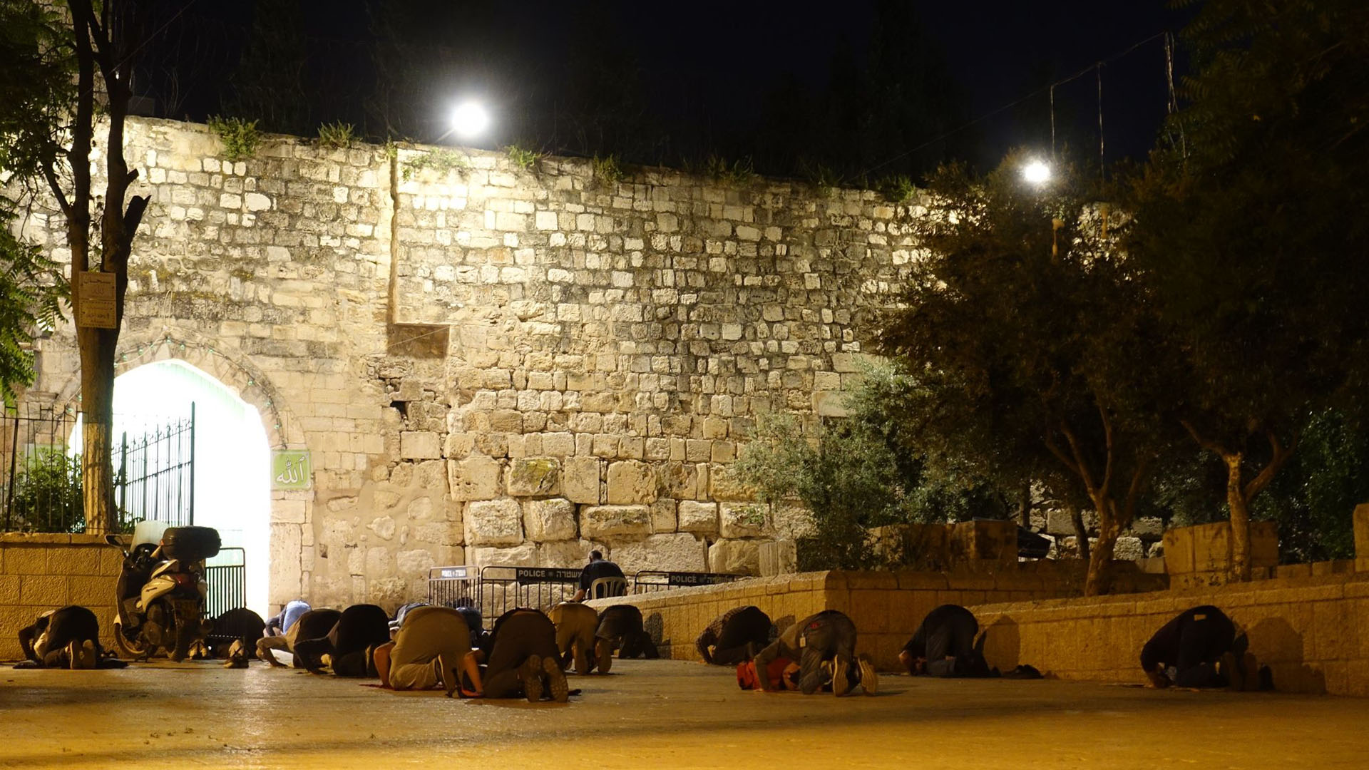 Nur 50 Muslime wurden auf den Al-Ghasali-Platz in der Jerusalemer Altstadt zum Gebet zugelassen, die Abstände zwischen den Betern sind größer als üblich