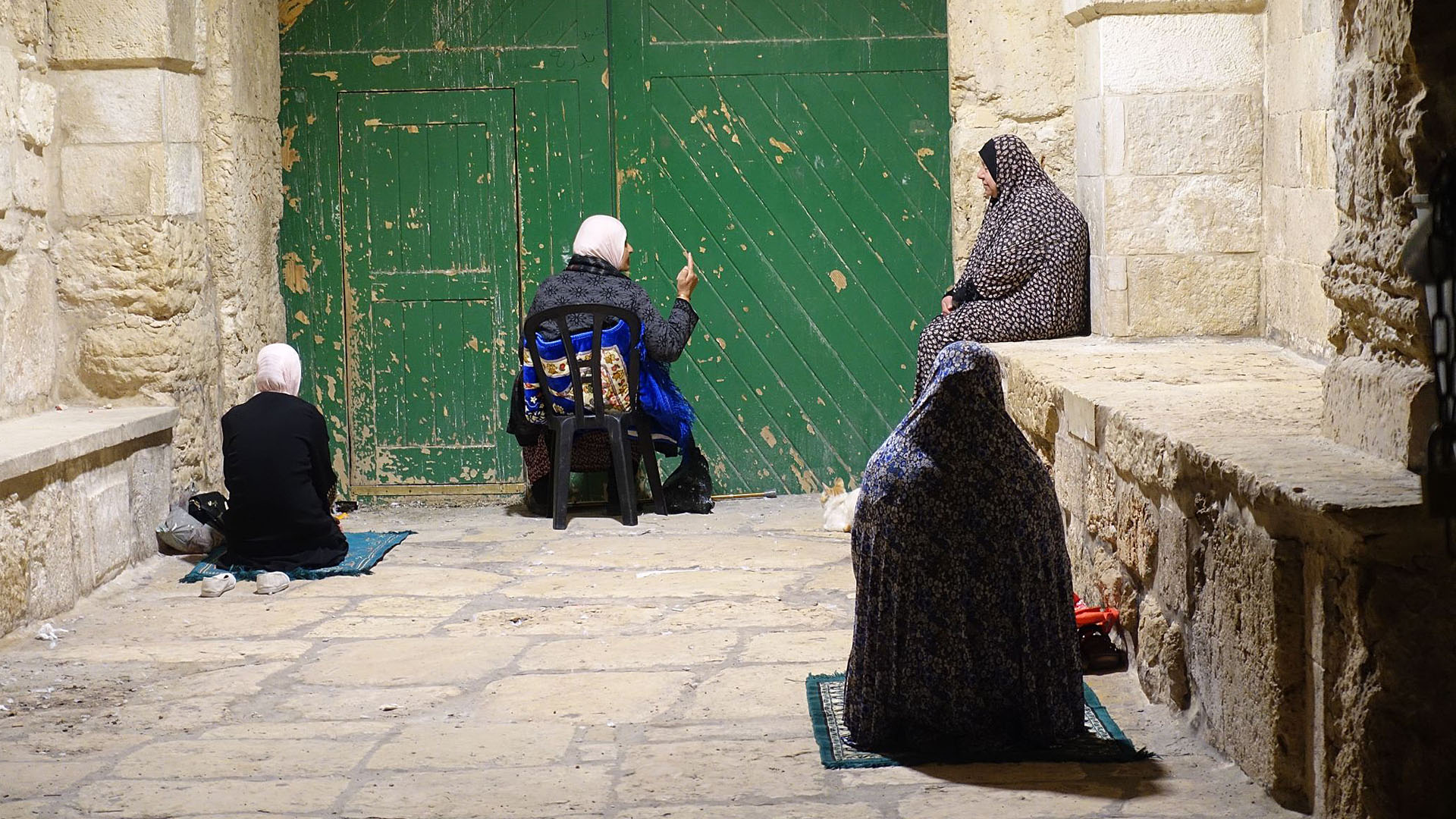 Muslimische Frauen treffen sich vor den verschlossenen Toren zum Tempelberg zum Gebet