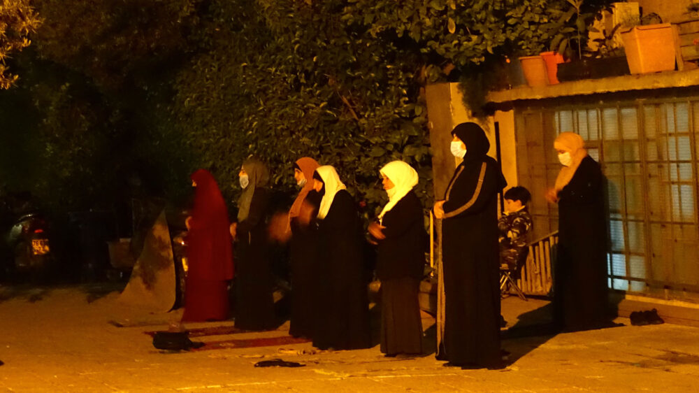 Auf dem Al-Ghasali-Platz vor dem Stammestor werden jeden Abend 50 Gläubige zum Gebet vorgelassen. Daran bilden auch Frauen einen kleinen Anteil.