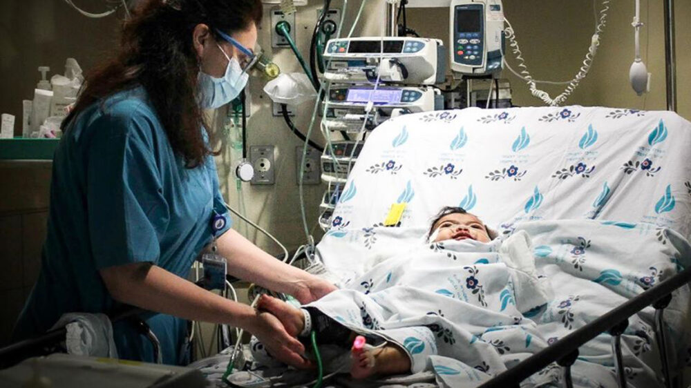 Zur Zeit erholt sich Lama auf der Kinder-Intensivstation von dem Eingriff