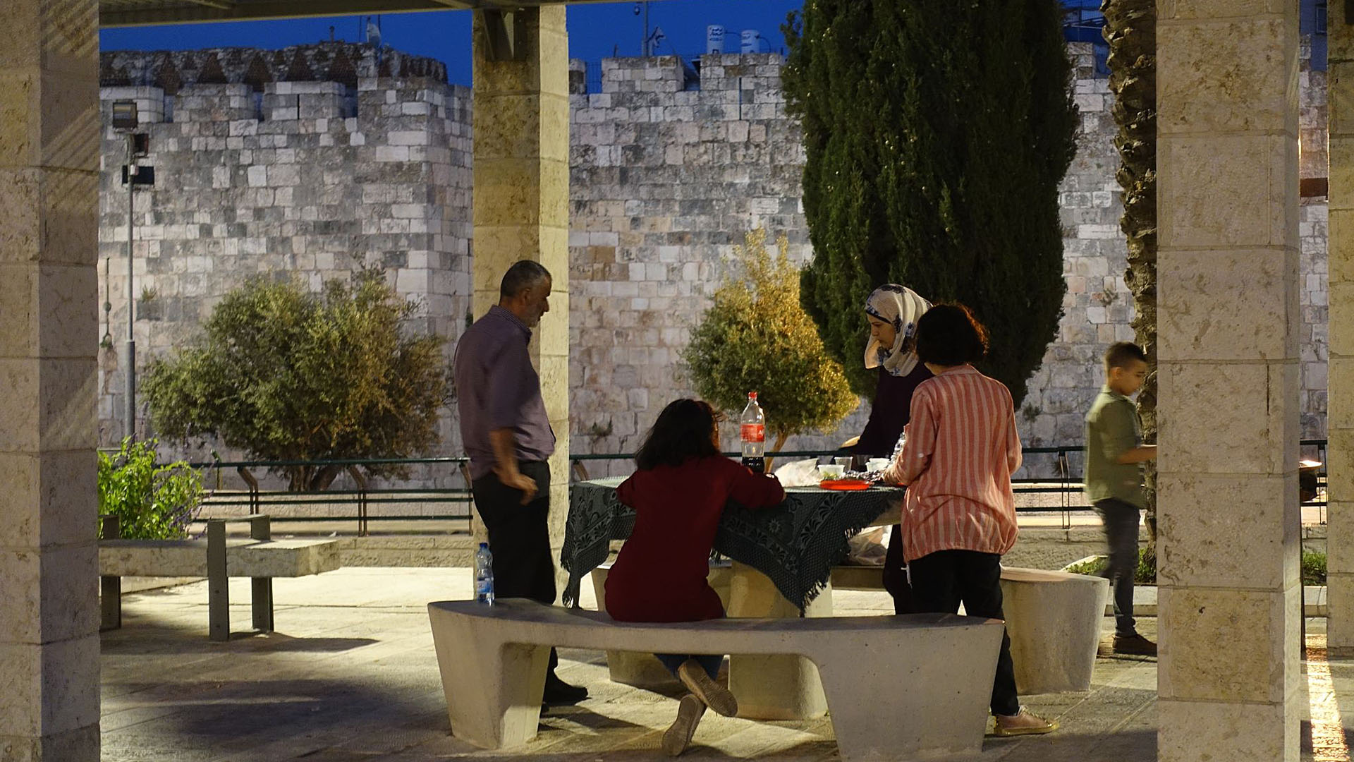 Eine muslimische Familie bereitet das Fastenbrechen an der Jerusalemer Altstadt vor