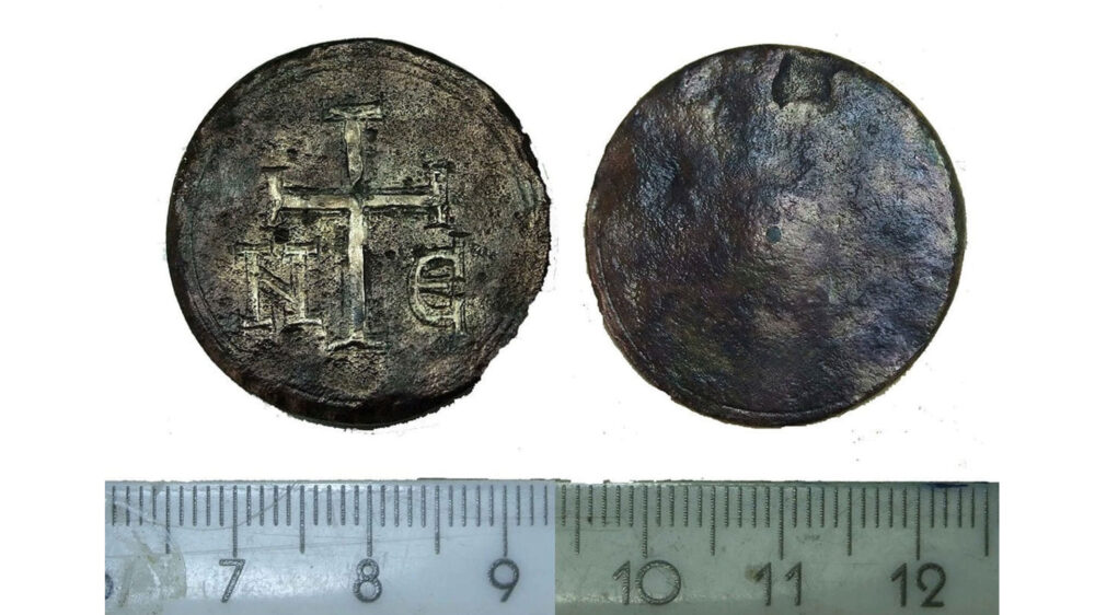 Auf vielen Alltagsgegenständen wie diesen Gewichten fanden Archäologen das Kreuz als Symbol