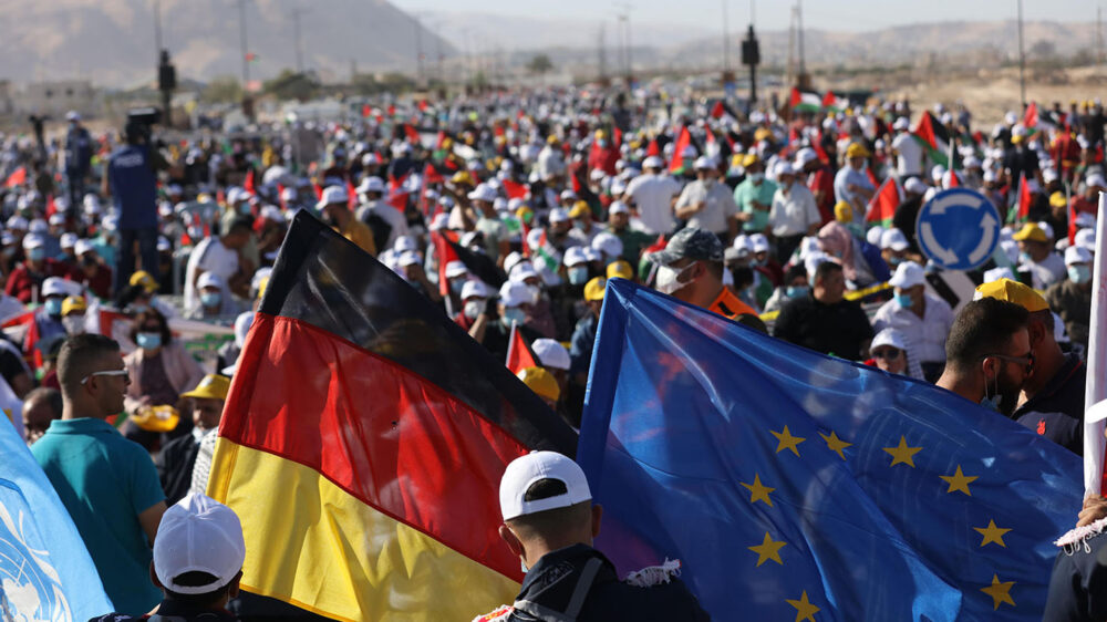 Auch eine deutsche Flagge war bei der Kundgebung gegen die Annexion gut sichtbar