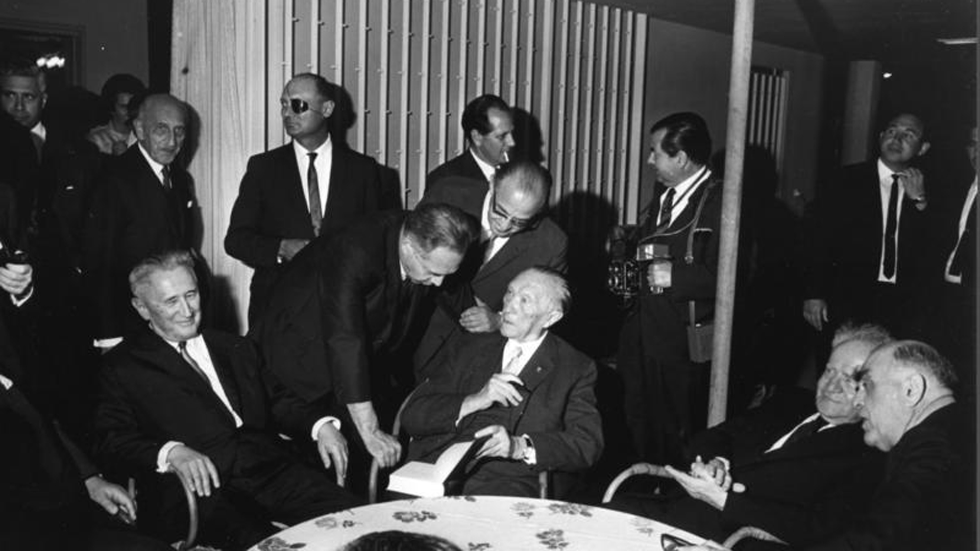 Adenauer (M.) und Ben-Gurion (2.v.r.) 1966 in Tel Aviv