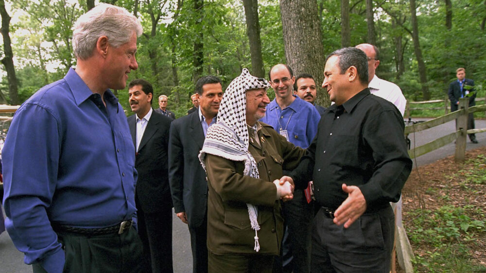 Obwohl sich Barak und Arafat im Wald fröhlich die Hände schüttelten, blieb der von Clinton angeregte Gipfel ohne Ergebnis