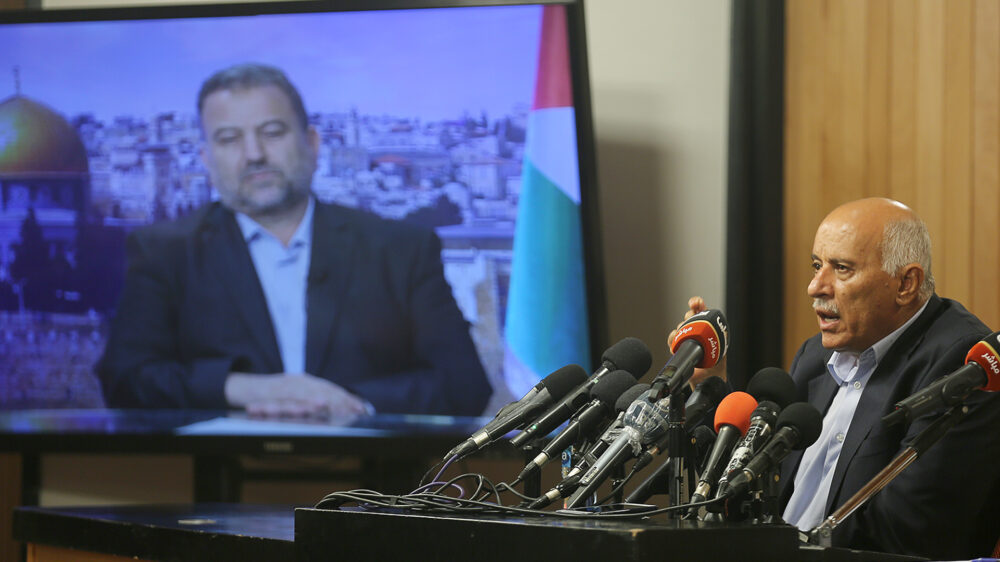 Zeigen sich geeint in ihrer Opposition zu Israel: Hamas-Funktionär Al-Aruri (l.) und Fatah-Vertreter Radschub