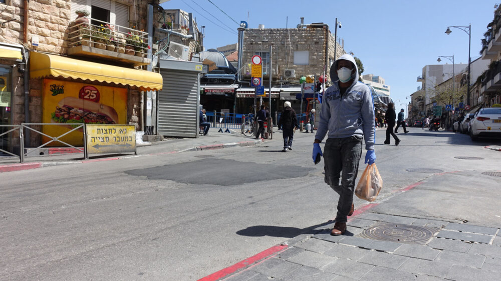 Nicht ohne meine Maske: Israelis müssen auf den Straßen einen Atemschutz tragen
