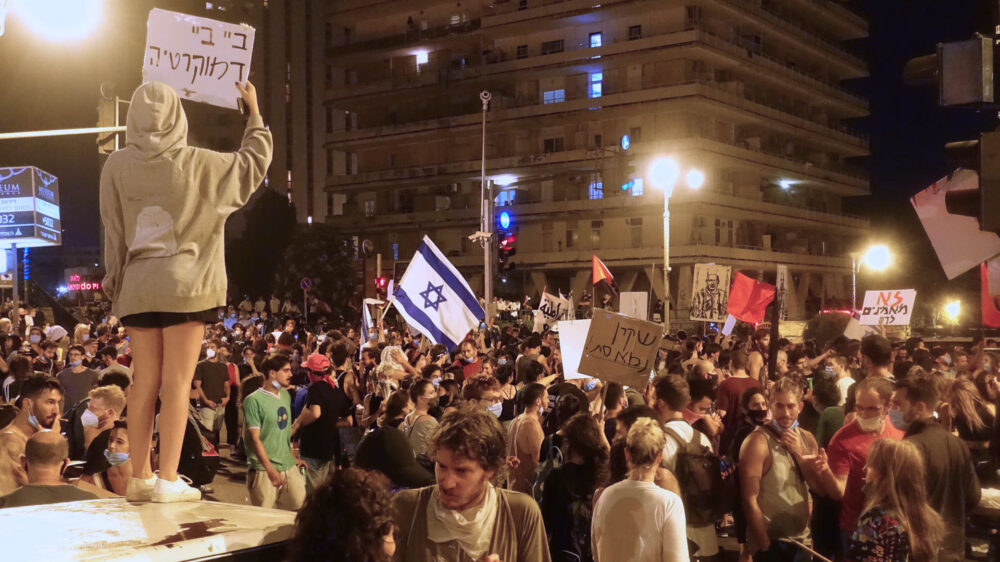Gegen die Corona-Politik der israelischen Regierung gibt es wütende Proteste. Bei den Demonstrationen wird kein Abstand eingehalten, auch an die Maskenpflicht halten sich nicht alle Bürger.