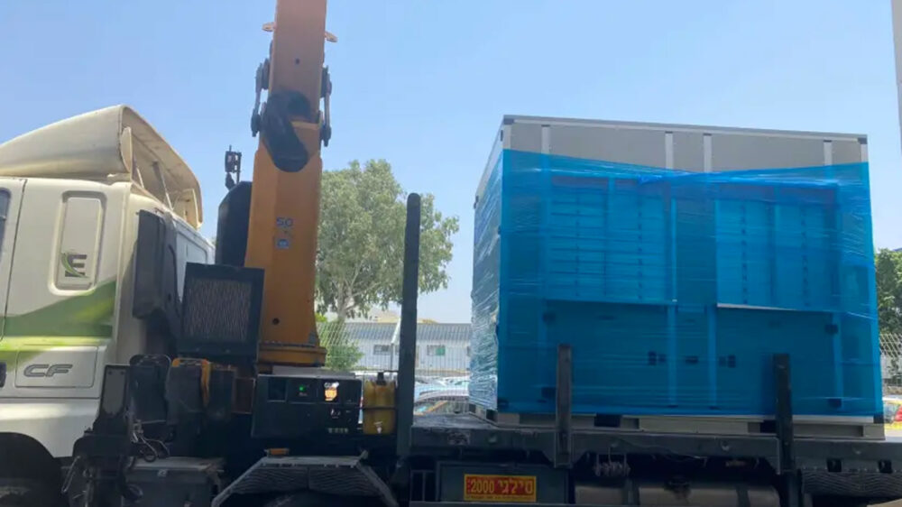 Der 2,6 Tonnen schwere Wassergenerator soll die Versorgung in einem Krankenhaus im Gazstreifen erleichtern