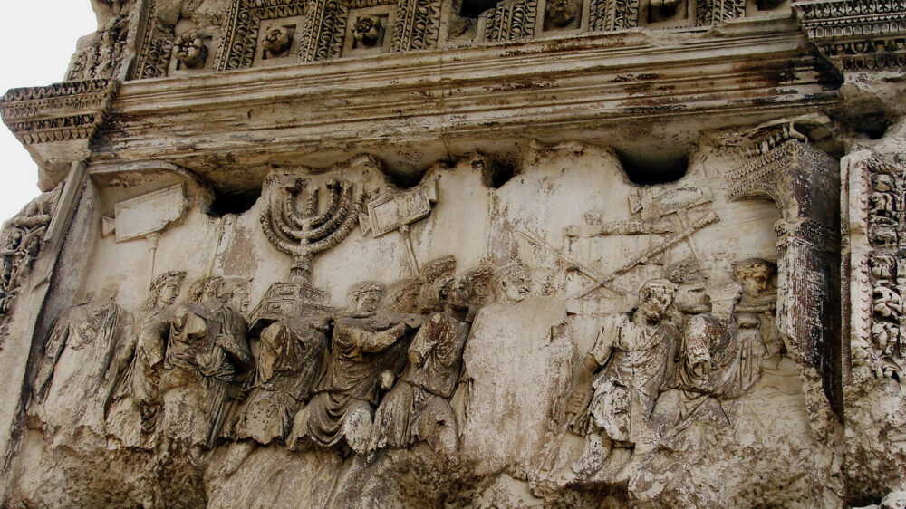 Auf dem Titusbogen ist dargestellt, wie die römischen Soldaten Schätze aus dem zweiten jüdischen Tempel im Triumphzug nach Rom brachten
