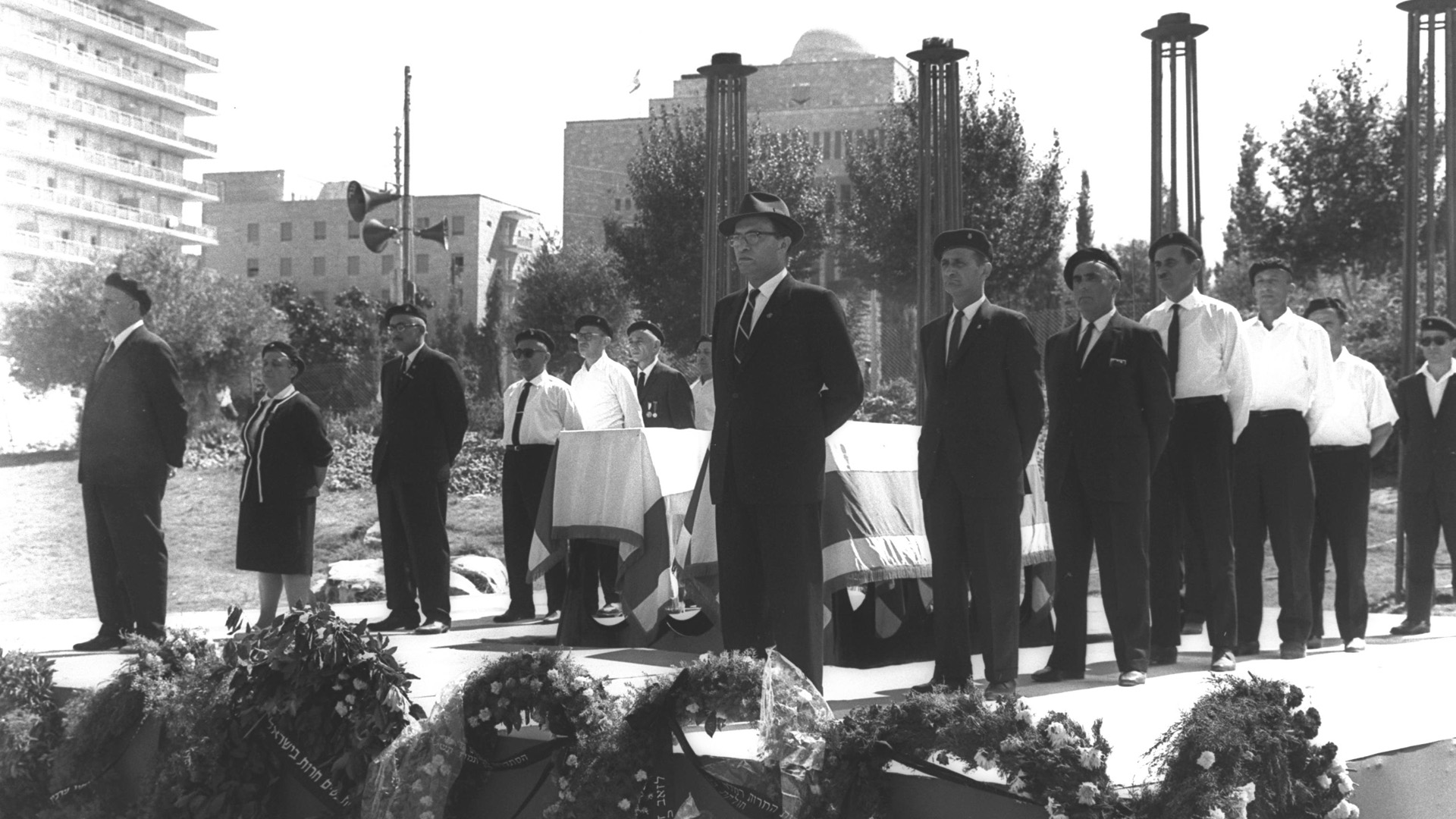 Erst 1964 wird Jabotinsky auf dem Herzl-Berg begraben. Zehntausende geben ihm das letzte Geleit. Ganz vorne dabei: Menachem Begin (r.)