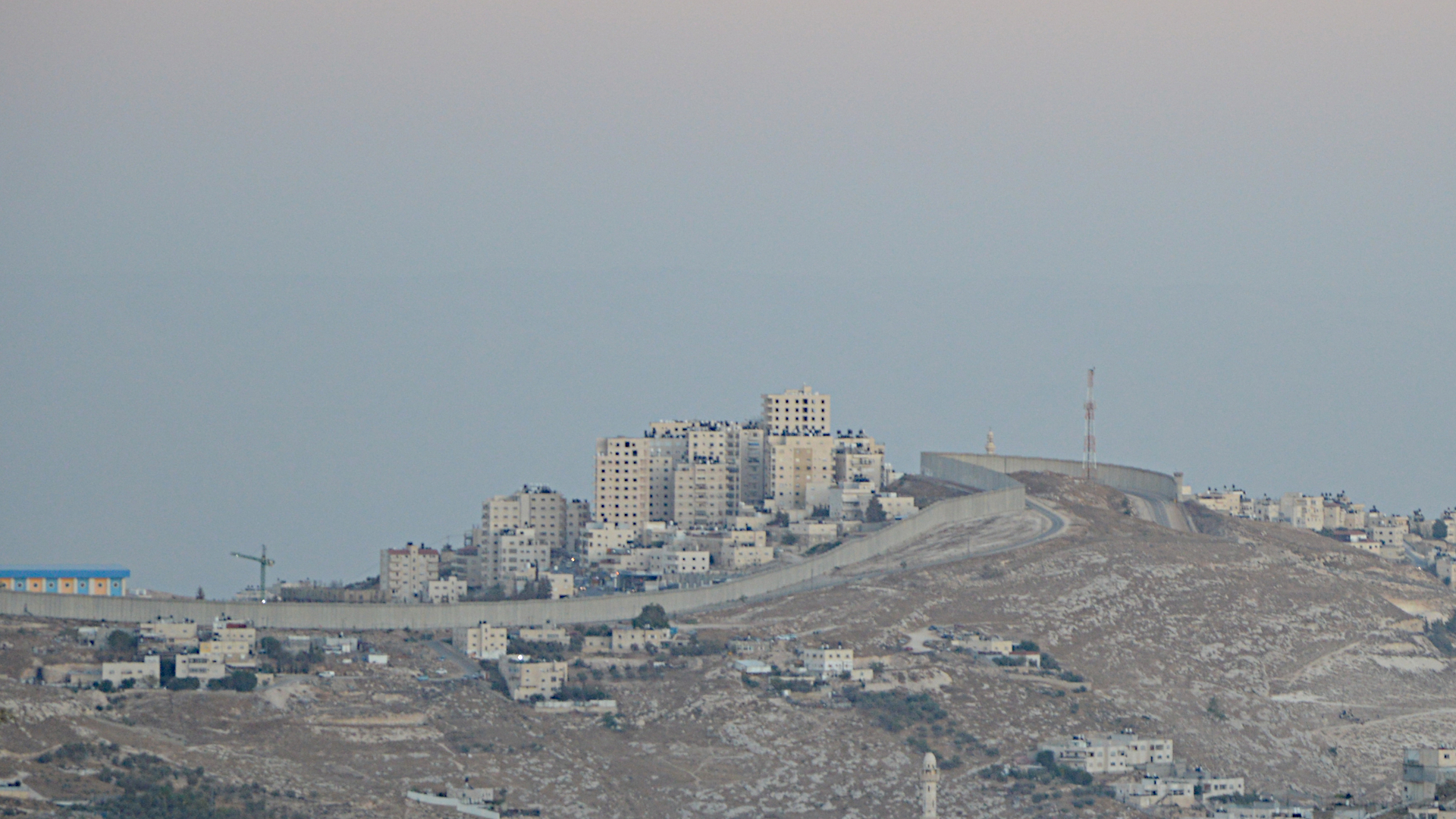 Eine „eiserne Mauer“ gegenüber den Arabern forderte Jabotinsky 1923. An eine echte Mauer, wie sie heute in Teilen der Sperranlage entlang der Grünen Linie zum Westjordanland zu sehen ist, dachte er dabei jedoch wohl kaum.