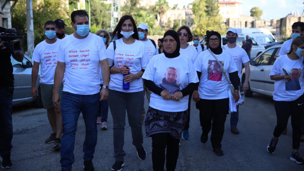 Ajman Odeh von der Vereinigten Liste (links) schließt sich dem Marsch der Frauen an