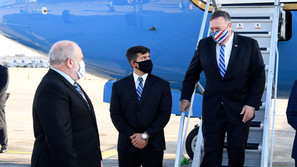 Sammelt Flugerfahrung: US-Außenminister Pompeo (r.) bei seiner Ankunft in Israel