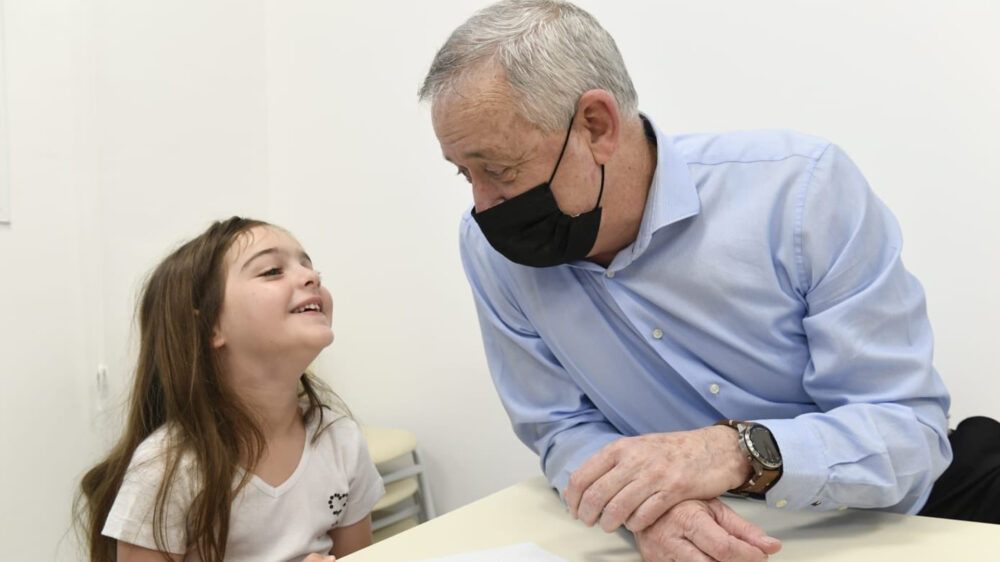 Schule in Corona-Zeiten: Premier in spe Benny Gantz besucht Schüler in Hadera