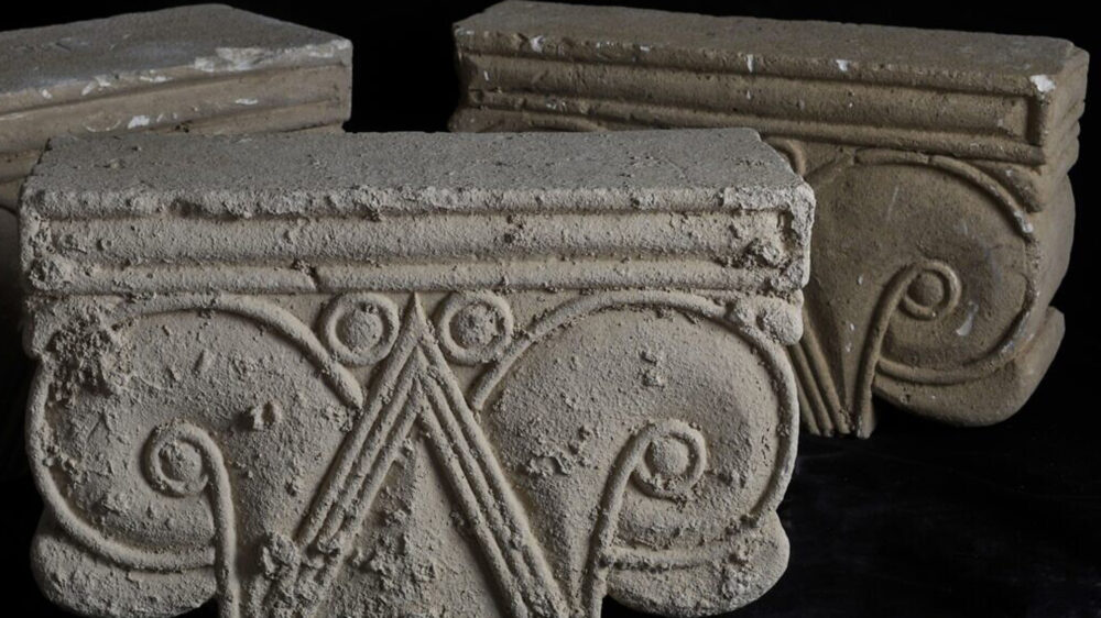 Zwei der Säulenabschlüsse waren vergraben und sind besonders gut erhalten