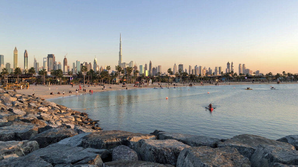 Bei Einheimischen und Touristen beliebt: Der La Mer-Strand in Dubai, im Hintergrund die Skyline mit dem höchsten Gebäude der Welt, dem Burdsch Chalifa