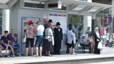 ... Juden und Muslime an einer Straßenbahnhaltestelle