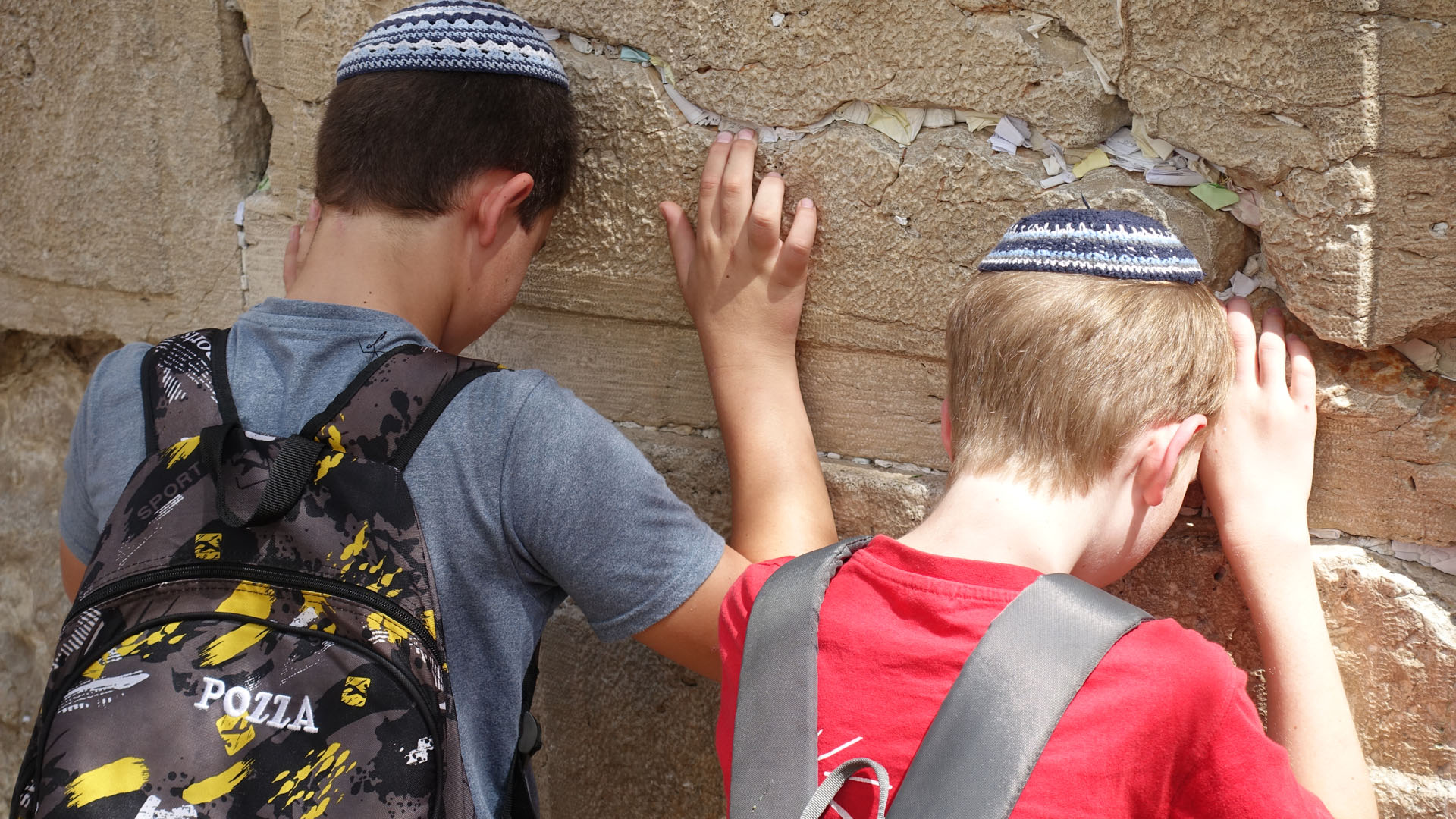 Alltagszenen in Jerusalem: Jüdische Jungen an der Klagemauer ...