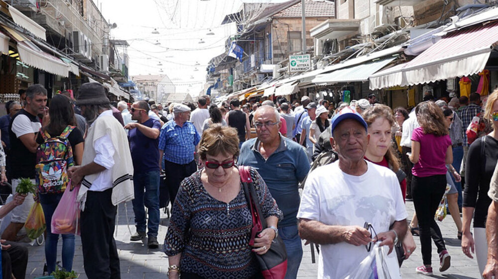 Menschen auf dem Mahane-Jehuda-Markt in Jerusalem
