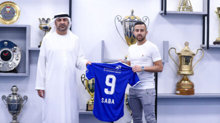 Neue Karrierestation: Sabia (r.) präsentiert sein Trikot
