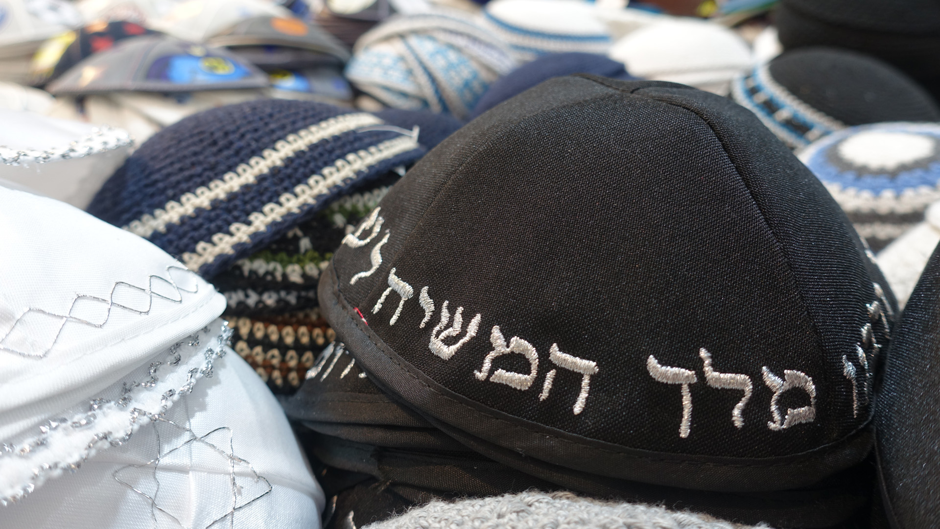 Ultra-Orthodoxe, National-Religiöse, Säkulare Bild: Die Kopfbedeckung Kippa tragen gläubige und säkulare Juden Seit der Staatsgründung wird die jüdische Bevölkerung des modernen Israel in mindestens drei Strömungen geteilt: Die Haredim, die Gottesfürchtigen, die im Deutschen meist als ultra-orthodox bezeichnet werden; die Datiim-le‘umim, die Nationalreligiösen, sowie die Chilonim, die nicht-religiösen Juden, von denen sich manche als jüdische Säkulare und andere als Anhänger einer säkularen jüdischen Kultur bezeichnen. Häufig lassen sich diese Menschen allein anhand ihrer Kleidung einordnen: Die Männer der Haredim haben Schläfenlocken, tragen schwarze Kippot oder Hüte, eine schwarze Hose und ein weißes Hemd. Die Frauen sind häufig in dezenten Farben, aber einfarbig, gekleidet. Dabei reichen die Röcke der Mädchen über das Knie, verheiratete Frauen tragen eine Kopfbedeckung. Auch die Frauen der Nationalreligiösen tragen Röcke und nach der Heirat eine Kopfbedeckung. Allerdings sind diese deutlich anders gebunden und meist sehr farbenfroh. Die Kleidung der Männer ist nur anhand der bunten Häkelkippas in unterschiedlichsten Größen und der biblisch gebotenen Schaufäden vom säkularen beziehungsweise im Westen üblichen Kleidungsstil zu unterscheiden. Im Gegensatz zur Schulbildung der Haredim, die vor allem das Studium jüdischer Schriften enthält, unterscheidet sich der Lehrplan der Nationalreligiösen kaum von dem der anderen staatlichen Schulen. Beide Gruppierungen halten die von der jüdischen Tradition festgelegten 613 Gebote, essen koscher und halten den Schabbat. Weil sich ihre theologischen und auch die alltäglichen Überzeugungen voneinander unterscheiden, haben sie nicht allzu viele Berührungspunkte. Die Haredim sind in zahlreiche Strömungen gegliedert und versuchen, sich von allen modernen Einflüssen fernzuhalten. Sowohl in den Gottesdiensten als auch im Alltag praktizieren sie eine rigorose Geschlechtertrennung. Oft ist die Zugehörigkeit zu ihren Rabbinern, an deren Vorgaben sie sich streng halten, anhand der Form ihrer Hüte oder Strümpfe zu erkennen. Zwar werden die Chilonim oft als säkular bezeichnet. Doch dieser Begriff muss anders definiert werden als in Europa, denn viele von ihnen sind sich ihrer jüdischen Herkunft sehr bewusst. Sie feiern die Feste und haben durch die staatliche Schulbildung auch eine große Bibelkenntnis. Zwischen den Chilonim und den Nationalreligiösen stehen die Reformjuden beziehungsweise die Massortim, die Traditionellen – sie tragen nicht unbedingt eine Kippa, haben aber eine koschere Küche und auch sonst ist ihnen das Judentum sehr wichtig. Frauen als Rabbinerinnen sind bei ihnen teilweise zugelassen und Ehen zwischen Juden und Nichtjuden überwiegend zwar nicht erlaubt, sie dürfen aber gesegnet werden. In den vergangenen Jahren wurden die Grenzen zwischen diesen Gruppierungen fließender. Einer Umfrage des Instituts für Jüdische Politik JPPI zufolge bezeichneten sich noch 2013 nur 3,9 Prozent der israelischen Juden als Reformjuden. 2018 waren es 12 Prozent.