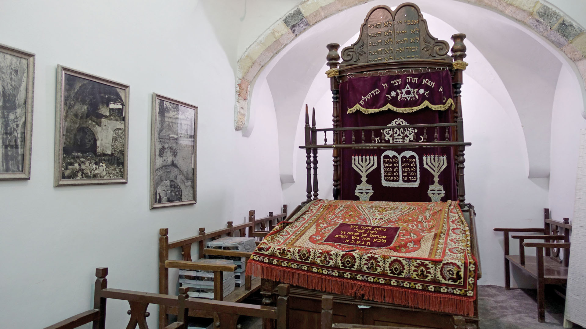 Sfaradim und Aschkenasim Bild: Toraschrein einer sephardischen Synagoge in Jerusalem – darin werden die Schriftrollen aufbewahrt Der Begriff „Sfarad“ stammt aus der Hebräischen Bibel. Er bezeichnet eine Gegend, in der israelitische Deportierte lebten (Obadja 20). Wo sich die Region befand, ist nicht überliefert. Später wurde daraus das hebräische Wort für Spanien. Die Vorfahren der sogenannten sephardischen Juden lebten auf der Iberischen Halbinsel. Von dort wurden sie ab dem Jahr 1492 vertrieben. Sie siedelten sich in Nordafrika, Südost- und Nordwest­europa sowie in Nordamerika an. Die Sfaradim prägten einen spanisch-­jüdischen Dialekt, Ladino. Er wird traditionell in hebräischen Buchstaben geschrieben. Ladino enthält nicht nur romanische und hebräische, sondern auch griechische, türkische und arabische Elemente. Sephardische Gelehrte hatten großen Einfluss auf die hebräische Sprachwissenschaft und Poesie. Die Begründer des modernen Hebräisch, das heute Amtssprache des Staates Israel ist, wollten sich von der osteuropäischen Diaspora absetzen. Deshalb übernahnen sie die von den Sfaradim überlieferte Aussprache. Eine besondere Gruppe bilden die Misrachim. Dieses Wort leitet sich von „Misrach“ ab, was „Osten“ bedeutet. Es bezeichnet Juden aus der islamischen Welt. In Nordafrika gibt es eine Überschneidung mit den Sfaradim. Nach der Gründung des Staates Israel im Mai 1948 wurden etwa 850.000 Juden aus Ländern wie dem Iran, dem Irak, Syrien, Ägypten oder Marokko vertrieben. Mittlerweile begeht Israel am 30. November einen Gedenktag für diese Flüchtlinge. Das Wort „Aschkenas“ wiederum bezeichnet in der Hebräischen Bibel ein nördliches Volk, das von Gomer, einem Enkel Noahs, abstammt (1. Mose 10,3). Im Mittelalter war es der hebräische Name für Deutschland. Spätestens seit Anfang des 14. Jahrhunderts wurden die Juden, die von dort emigrierten, Aschkenasim genannt. Sie prägten eine eigene Tradition mit einer besonderen Aussprache des Hebräischen. So sagen sie nicht „Schalóm“, sondern „Schólem“. Zur Blüte kam ihre Kultur in Osteuropa. Die gemeinsame Sprache war Jiddisch, ein deutsch-jüdischer Dialekt, der hebräische und slawische Elemente enthält. Aschkenasische Juden haben eigene Speisevorschriften beim Pessach-Fest, die sich im Laufe der Jahrhunderte entwickelt haben. So müssen sie etwa nicht nur auf gesäuertes Brot verzichten, sondern auch auf Reis. Aschkenasische Juden, unter anderem aus Russland, dominierten die ersten Einwanderungswellen nach Palästina am Ende des 19. Jahrhunderts. Während der Scho‘ah wurden zahlreiche aschkenasische Juden von den Nationalsozialisten ermordet. Viele Überlebende halfen nach 1948 mit, den Staat Israel aufzubauen.