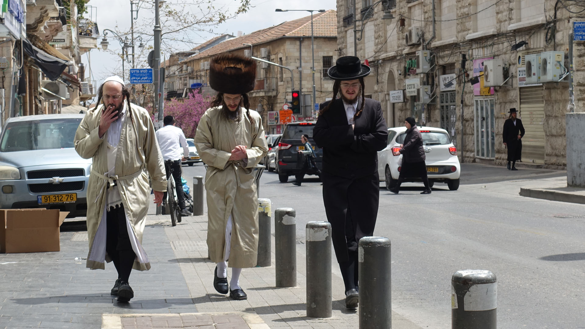 Ultra-Orthodoxie: Zuwendung oder Abkehr Bild: Drei Ultra-Orthodoxe Männer schreiten durch Jerusalemer Straßen Wer der jüdischen Religion den Rücken kehrt, wird gemeinhin als „Choser beSche‘ela“ bezeichnet, wörtlich jemand, der zur Frage zurückkehrt. Wer sich dagegen der Religion zuwendet, ist ein „Choser biTschuwa“, jemand, der zur Antwort zurückkehrt. „Tschuwa“ heißt aber auch „Reue“. Eine wachsende Gruppe sind Ultra-Orthodoxe, die ihrer Gemeinschaft den Rücken kehren. Vielfach bedeutet diese Abwendung auch den Bruch mit der Familie und dem kompletten sozialen Netzwerk. Viele von ihnen nennen sich selbst Joz‘im, Aussteiger. Sie fallen oft aus allen Rastern und brauchen Hilfe von außen, um sich in der modernen Gesellschaft Israels zurechtzufinden. Viele thematisieren in Kunst, Literatur und Filmen ihre Vergangenheit. Sie bekommen großes Verständnis und Sympathie der israelischen Mehrheitsgesellschaft, bleiben jedoch vielfach als Gemeinschaft unter sich.