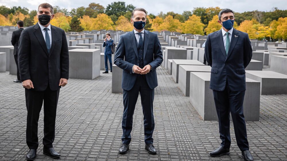 Die Außenminister Aschkenasi, Maas und Sajed (v.l.n.r.) vor dem Holocaust-Mahnmal in Berlin