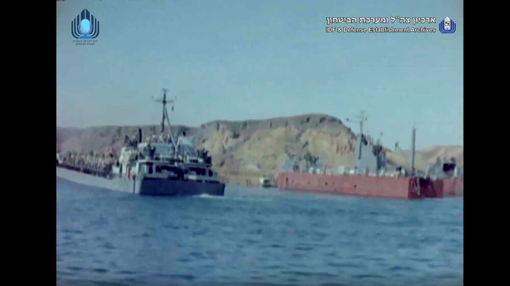 Die Aufnahmen zeigen unter anderem Kriegsschiffe im Suezkanal
