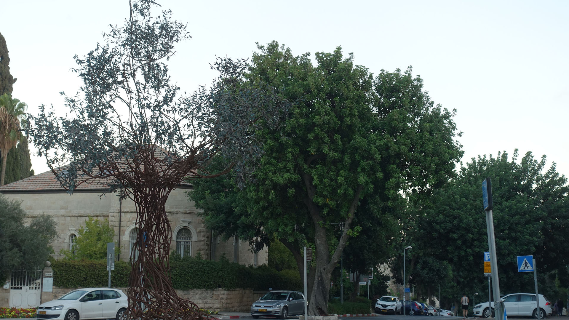 Dass der Baum nicht natürlich ist, fällt erst auf den zweiten Blick auf