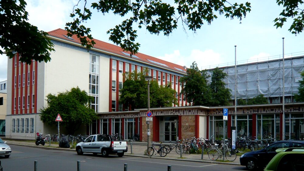 Der Haupteingangsbereich der Kunsthochschule Weißensee