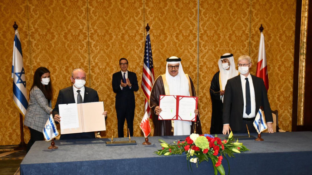 Der israelische Nationale Sicherheitsberater Ben-Schabbat (links) und der bahrainische Außenminister Al-Sajani (Mitte) unterschreiben die Vereinbarung
