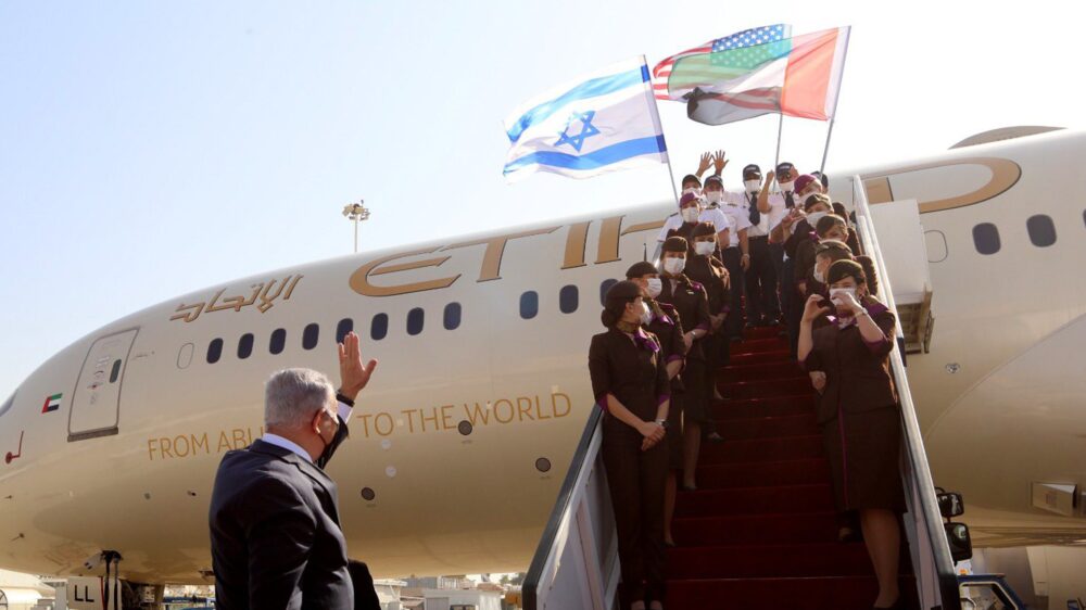 Benjamin Netanjahu empfängt die emiratische Delegation am Flughafen