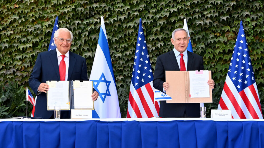 Eine Art Efeu-Liga: US-Botschafter Friedman (l.) und der israelische Premier Netanjahu ebnen mit ihrer Unterschrift den Weg für neue Kooperationsmöglichkeiten in der Forschung