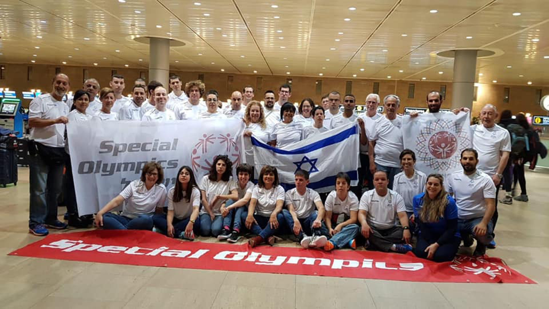 Das gesamte israelische Team am Ben-Gurion-Flughafen bei Tel Aviv