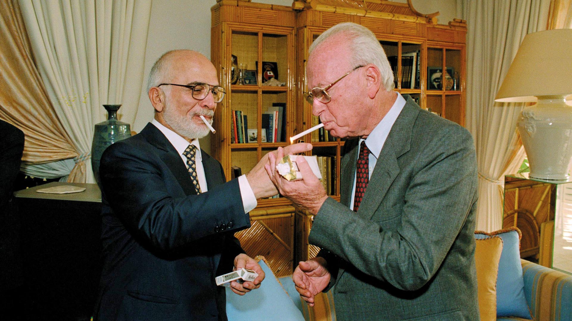 15 Jahre nach Ägypten schloss auch Jordanien Frieden mit Israel. König Hussein (l.) und Premier Rabin genehmigten sich aus diesem Anlass eine Zigarette.