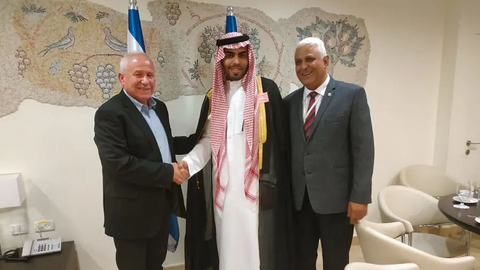 Mahmud Saud in der Knesset zwischen Avi Dichter (l.) und dem Sprecher das Außenministeriums für arabische Angelegenheiten, Hassan Kaabia