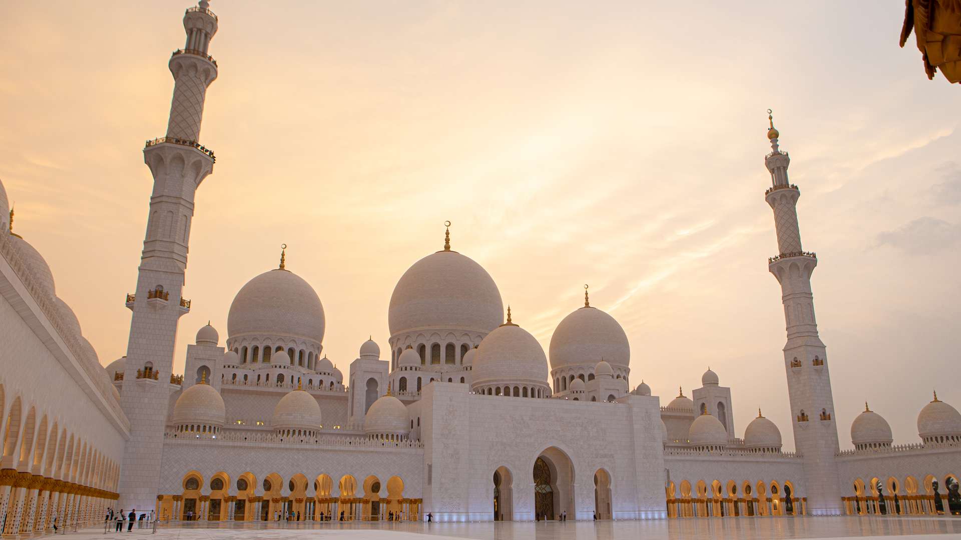 Die Scheich-Sajed-Moschee in Abu Dhabi ist die drittgrößte Moschee der Welt. Ihre Hauptkuppel ist mit einem Durchmesser von mehr als 32 Metern die weltweit größte Moscheekuppel.