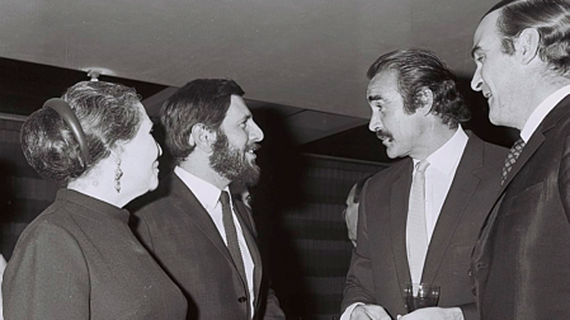 Bond-Darsteller Connery (2. v. r.) auf einer Gala in Tel Aviv am 5. November 1967 mit dem israelischen Schauspieler Topol (3. v. r.)